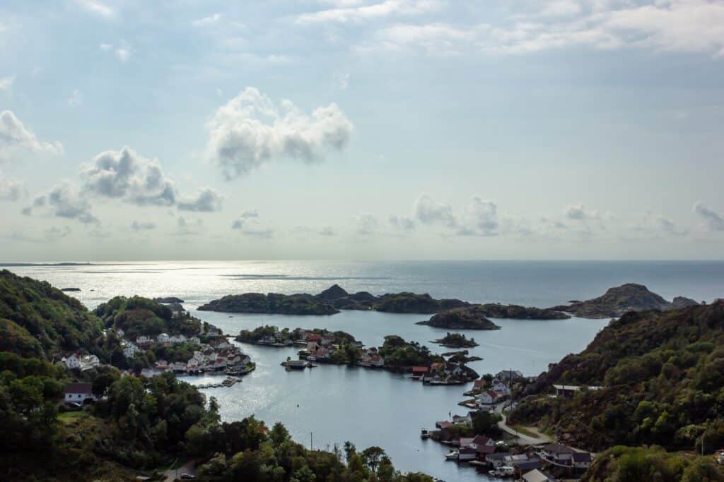Utsikt ut mot havet. Mange hvite hus og øyer før åpent hav.