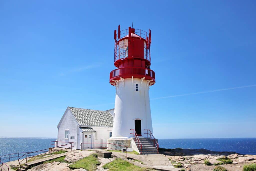 Lindesnes fyr og blå himmel og hav.