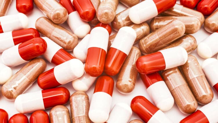 Bilder av en haug med piller som er røde og hvite, og brune.