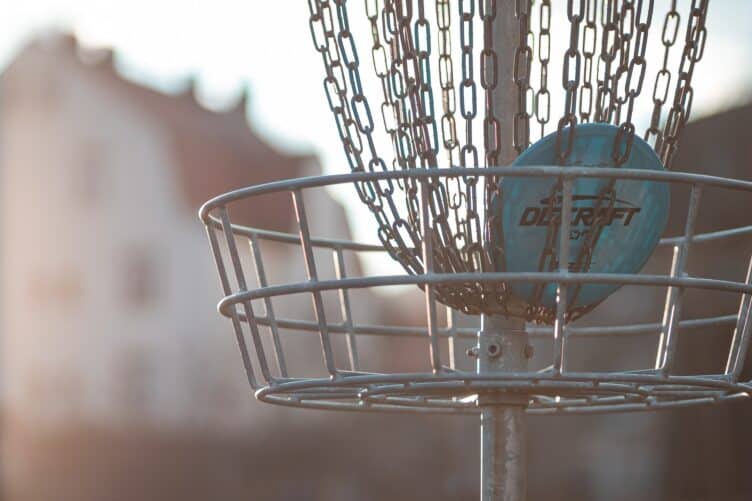 Ung-gruppa spiller frisbeegolf