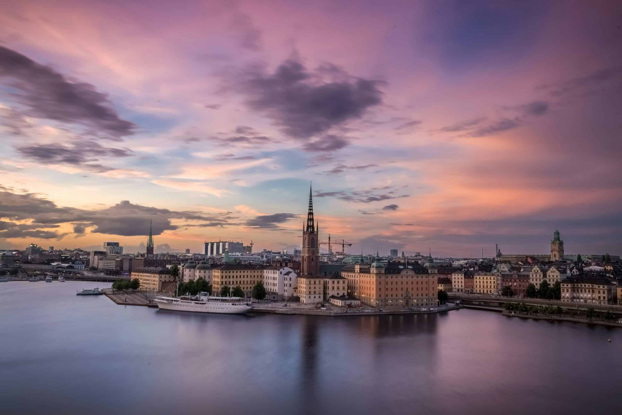 Bilde som viser Stockholm by med en rødlig himmel over.
