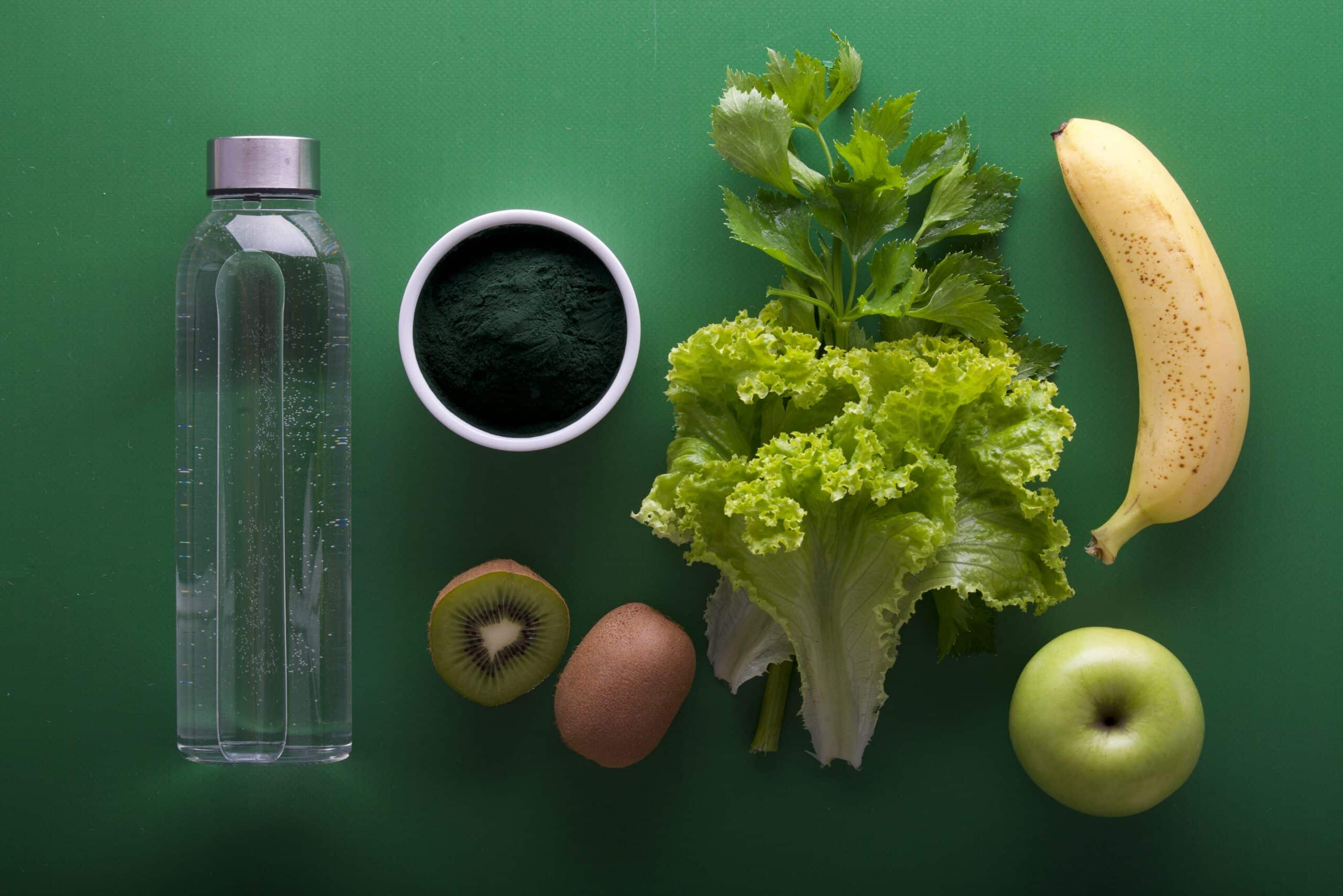 Illustrasjonsbilde som viser en vannflaske, en kopp kaffe og diverse frukt og grønsaker. Bakgrunnen er grønn.