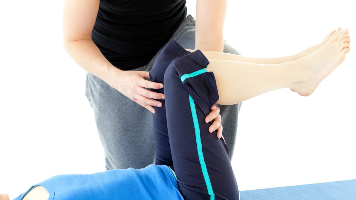 Illustrasjonsbilde som viser utsnitt av to personer som gjør fysio. Kan illustrere rehabilitering.