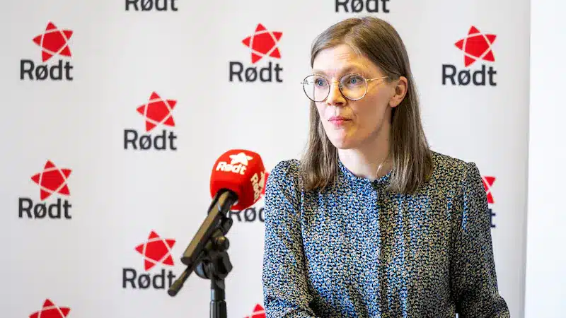 Bilde av Marie Sneve Martinussen foran rødt logoen