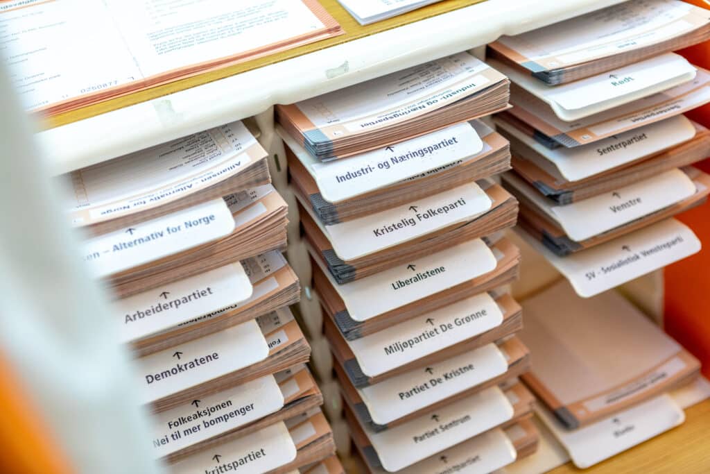 Illustrasjonsbilde som viser stemmesedlene som ligger i stemmeavlukke ved stortingsvalg.