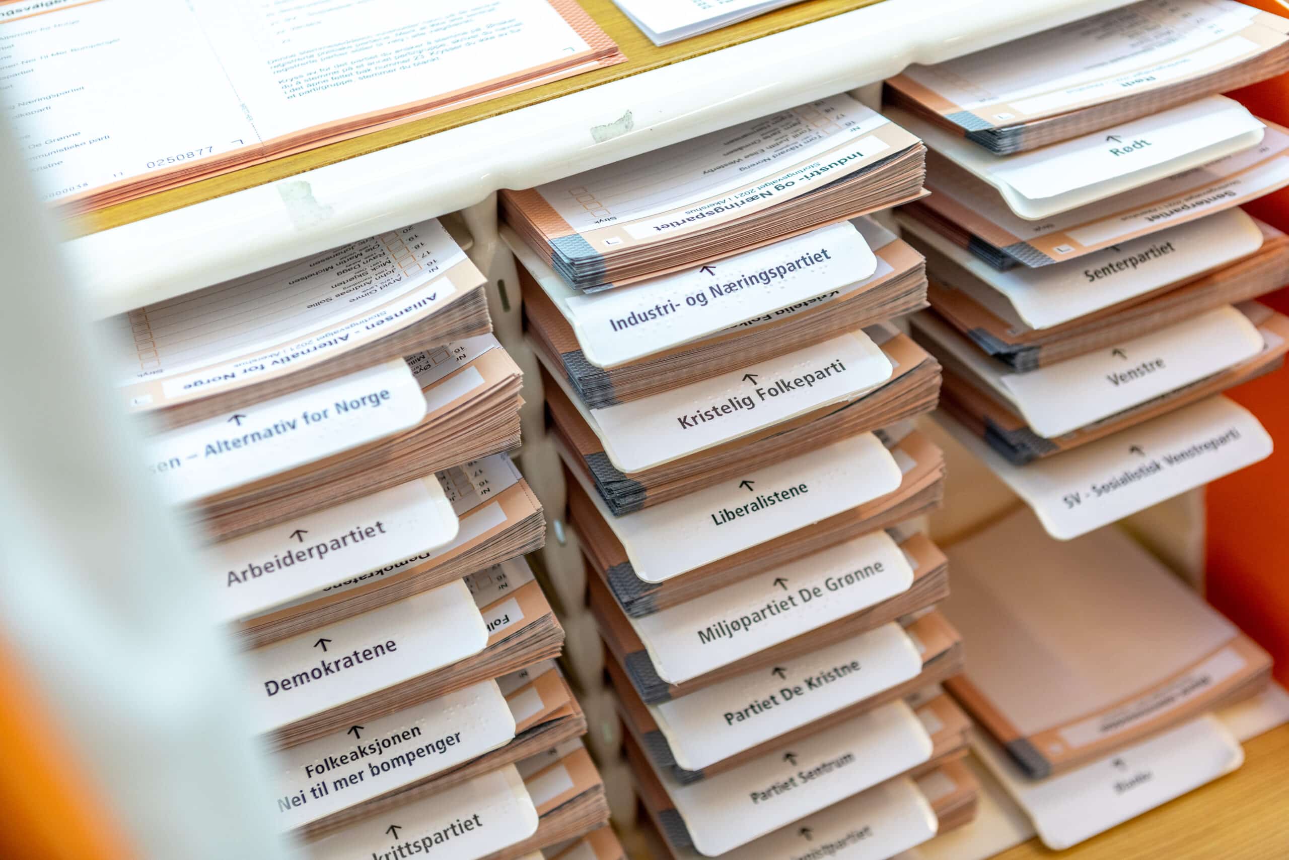 Illustrasjonsbilde som viser stemmesedlene som ligger i stemmeavlukke ved stortingsvalg.