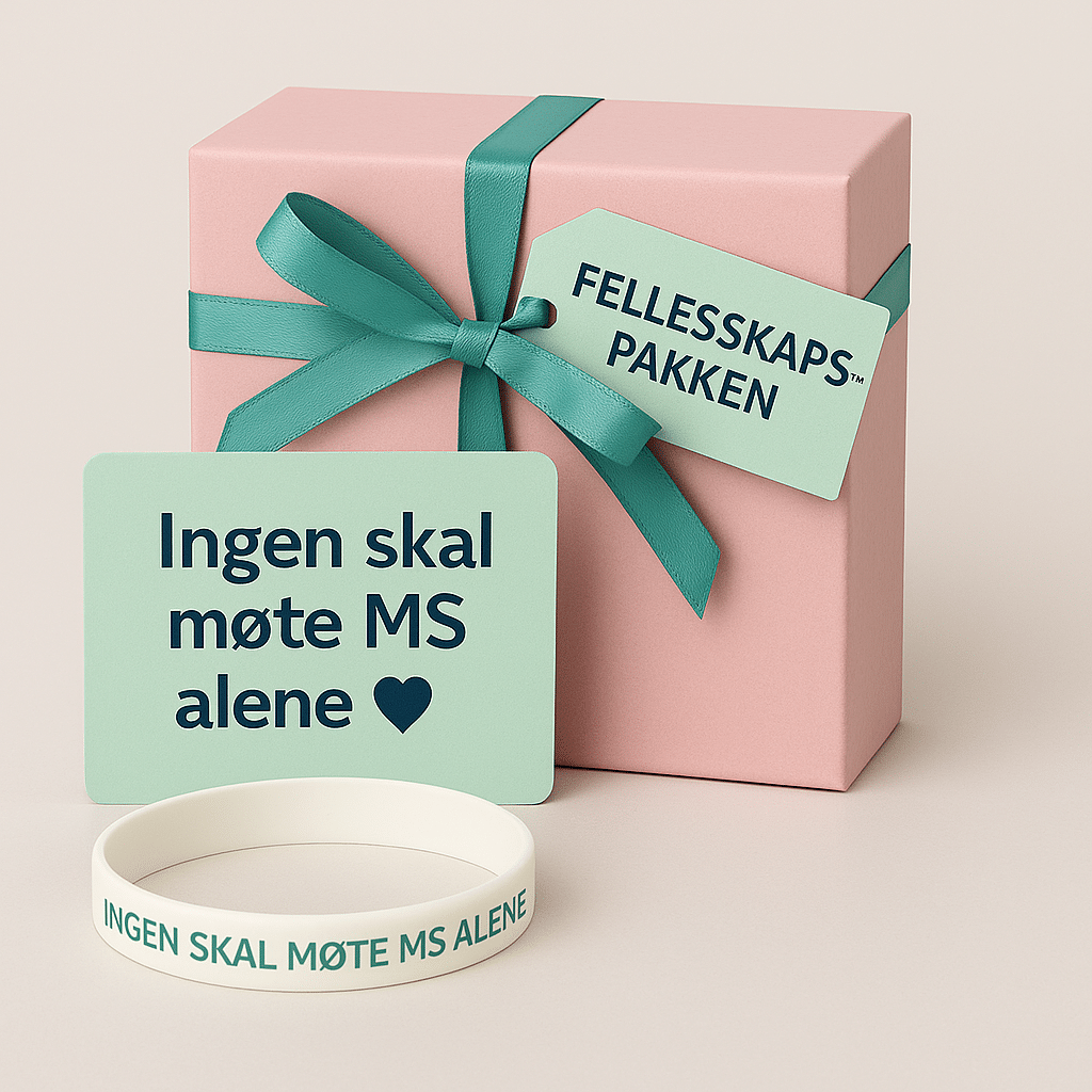 Illustrasjonsbilde av fellesskapspakken, som viser en rosa pakke med grønt bånd. Foran ligger et armbånd med skriften ingen skal møte MS alene.