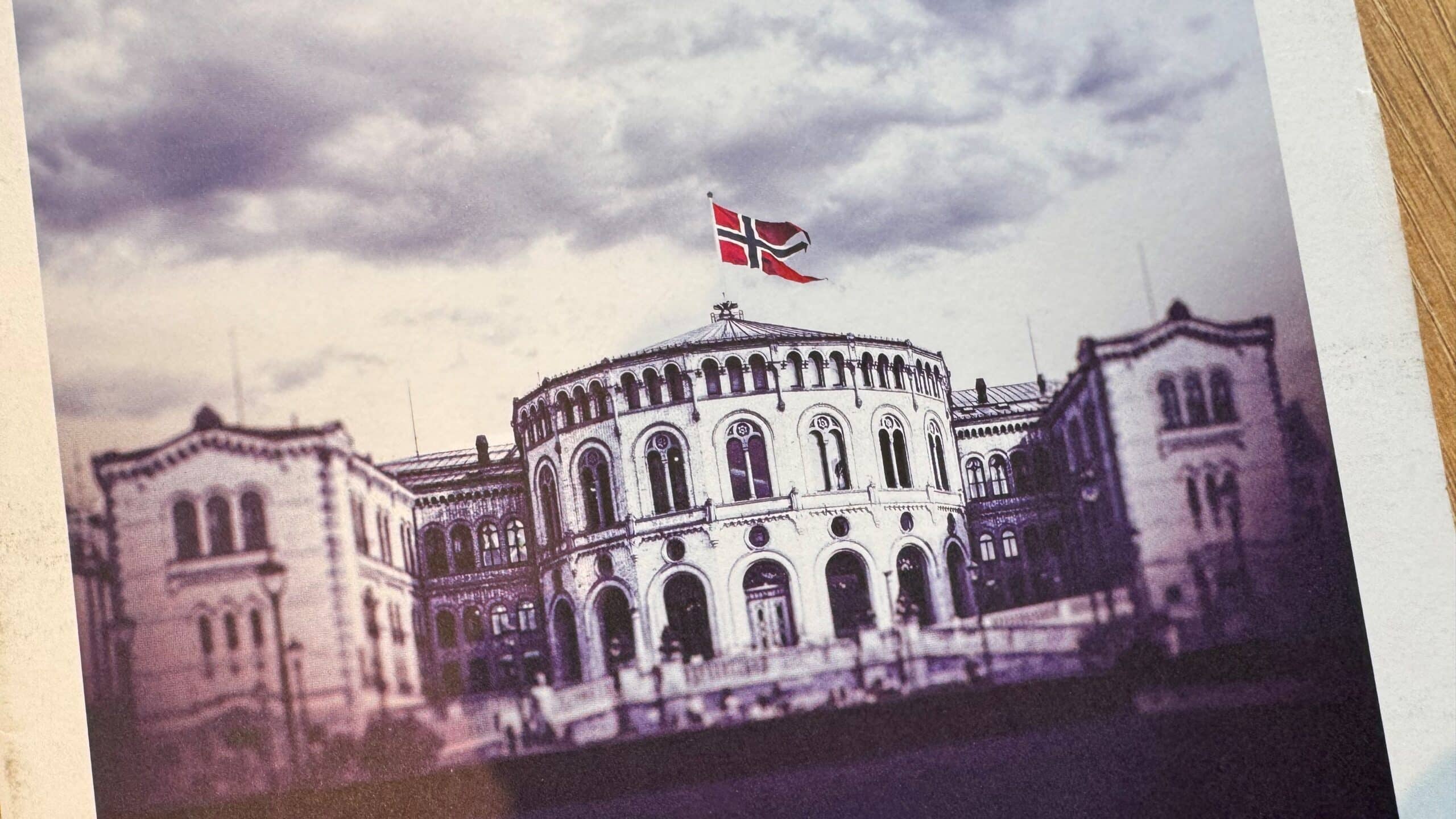 Bilde viser det norske stortingets fremside. Flagget er heist på toppet av bygningen. Kan brukes for å illustrere politikk, statsbudsjett og politiske skriv.