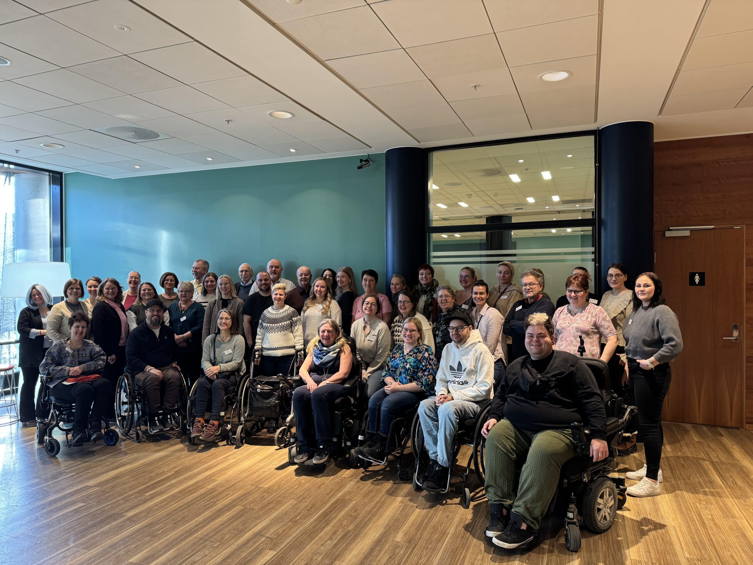 Gruppebilde av alle likepersoner på seminar.
