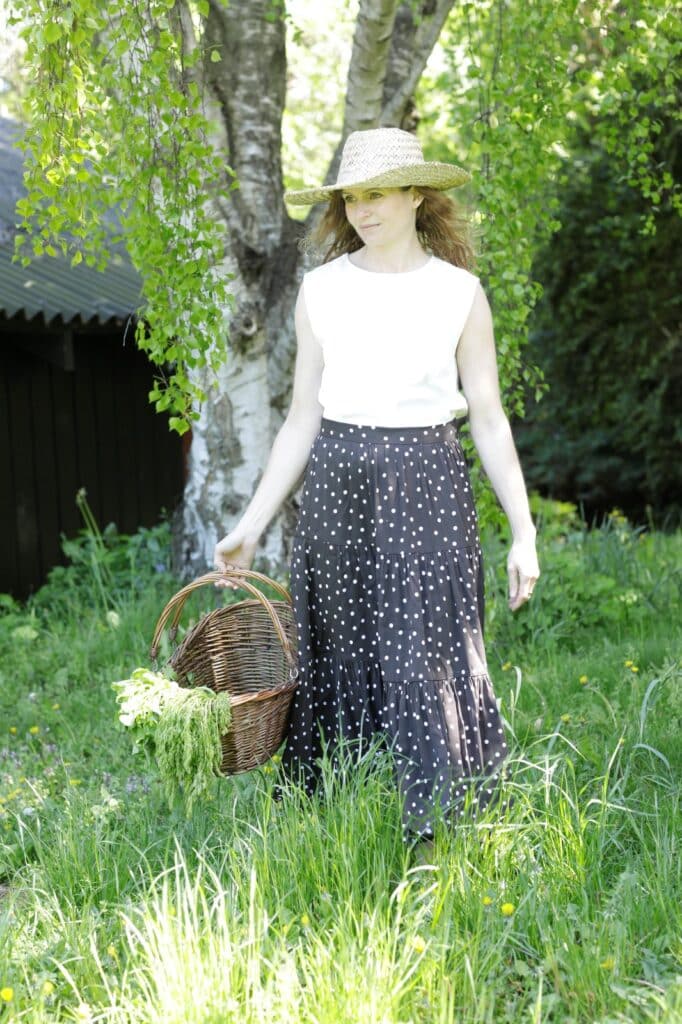 Mette ute i hagen med kurven