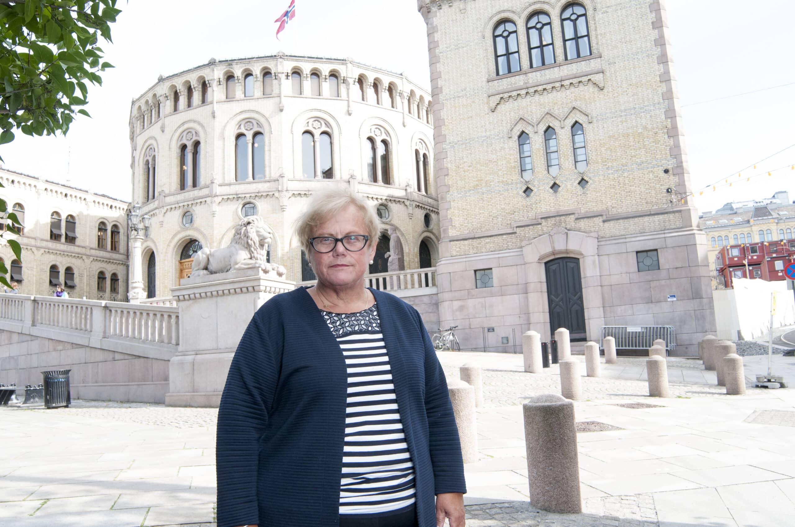 bilde av mona enstad utenfor stortinget