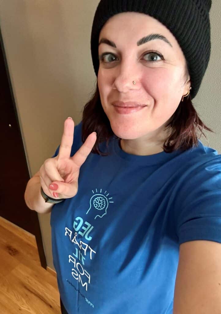 Selfie av Catrine med blå "Jeg trår til for MS"-t-skjorte