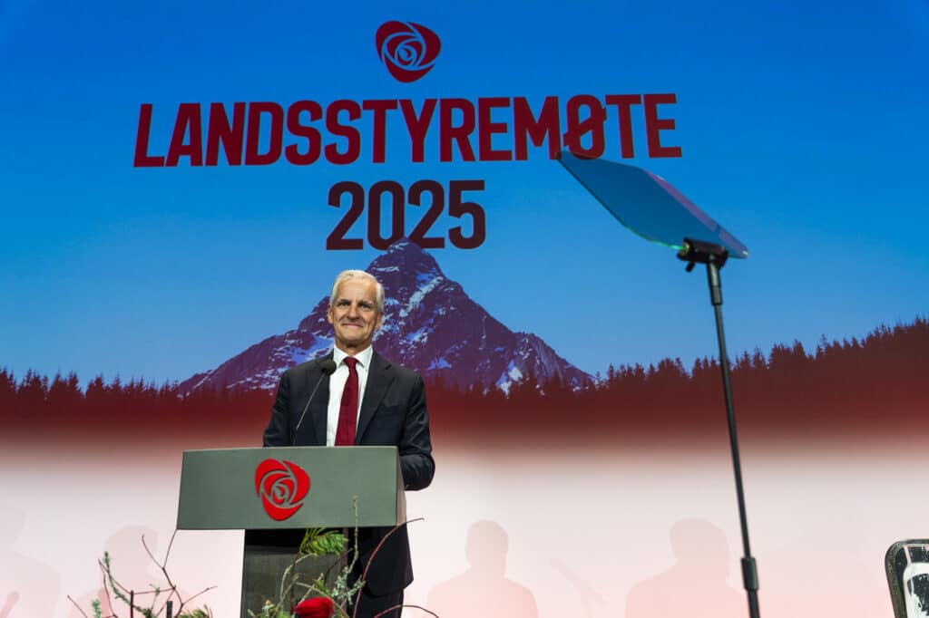 Bilde av Jonas Gahr Støre som står på talerstolen under landsstyremøte