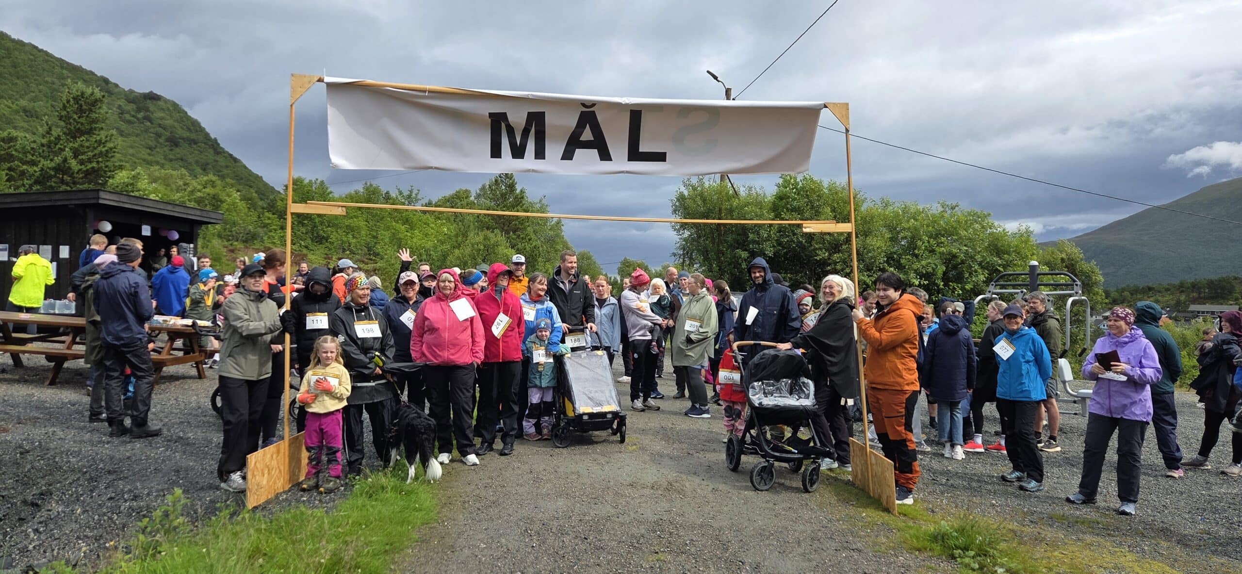 Alle løpsdeltakerne under mål-banneret