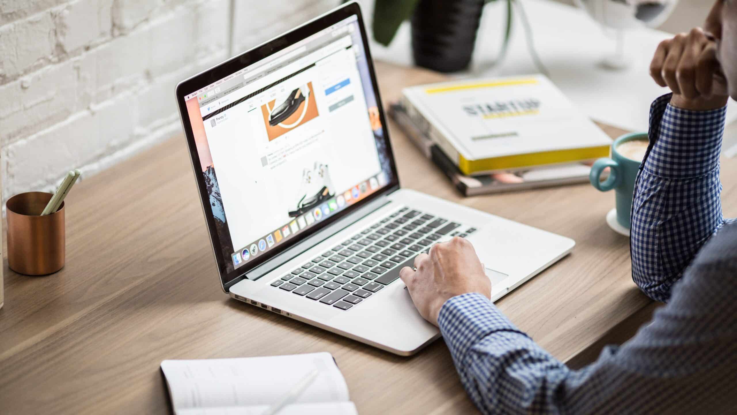 person som sitter og skriver på pc-en
