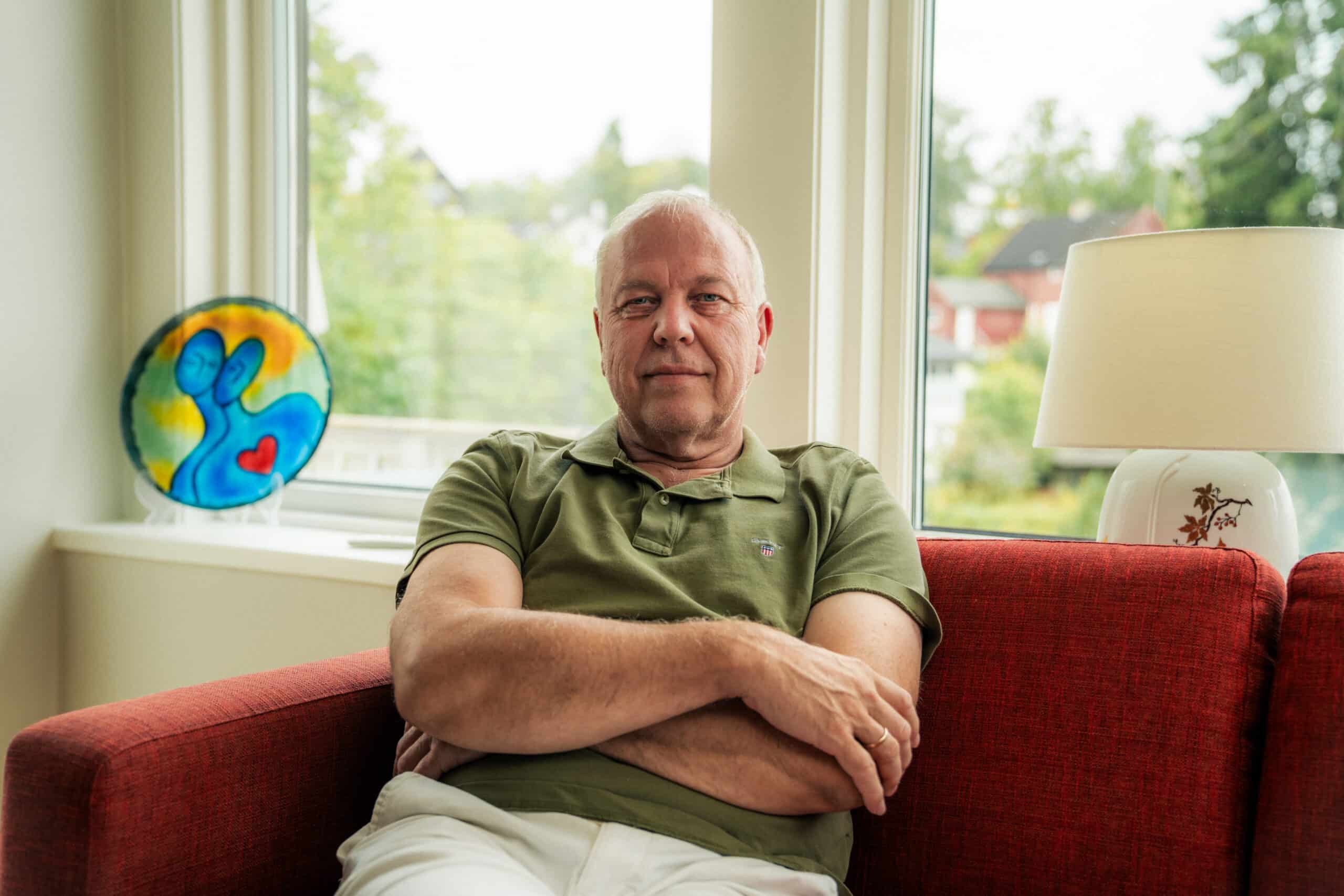 Tom Kvarme sitter i sofa